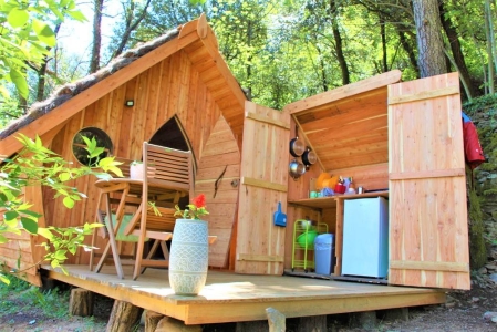 Image hebergement insolite CABANE CHÂTAIGNE PERCHÉE SUR TERRASSE CÉVENOLE