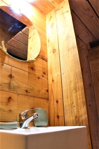 Image hebergement insolite CABANE CHÂTAIGNE PERCHÉE SUR TERRASSE CÉVENOLE