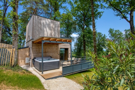 Image hebergement insolite LE PECH ÉTERNEL : CABANE SPA DES CHÂTAIGNIERS