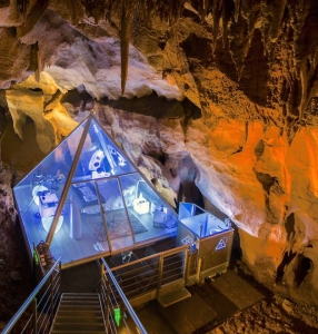 Image principale PYRAMIDE AU COEUR DE LA GROTTE DE LA COCALIERE
