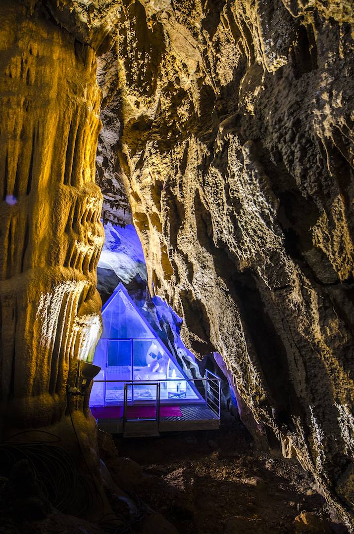Hébergement Insolite | PYRAMIDE AU COEUR DE LA GROTTE DE ...