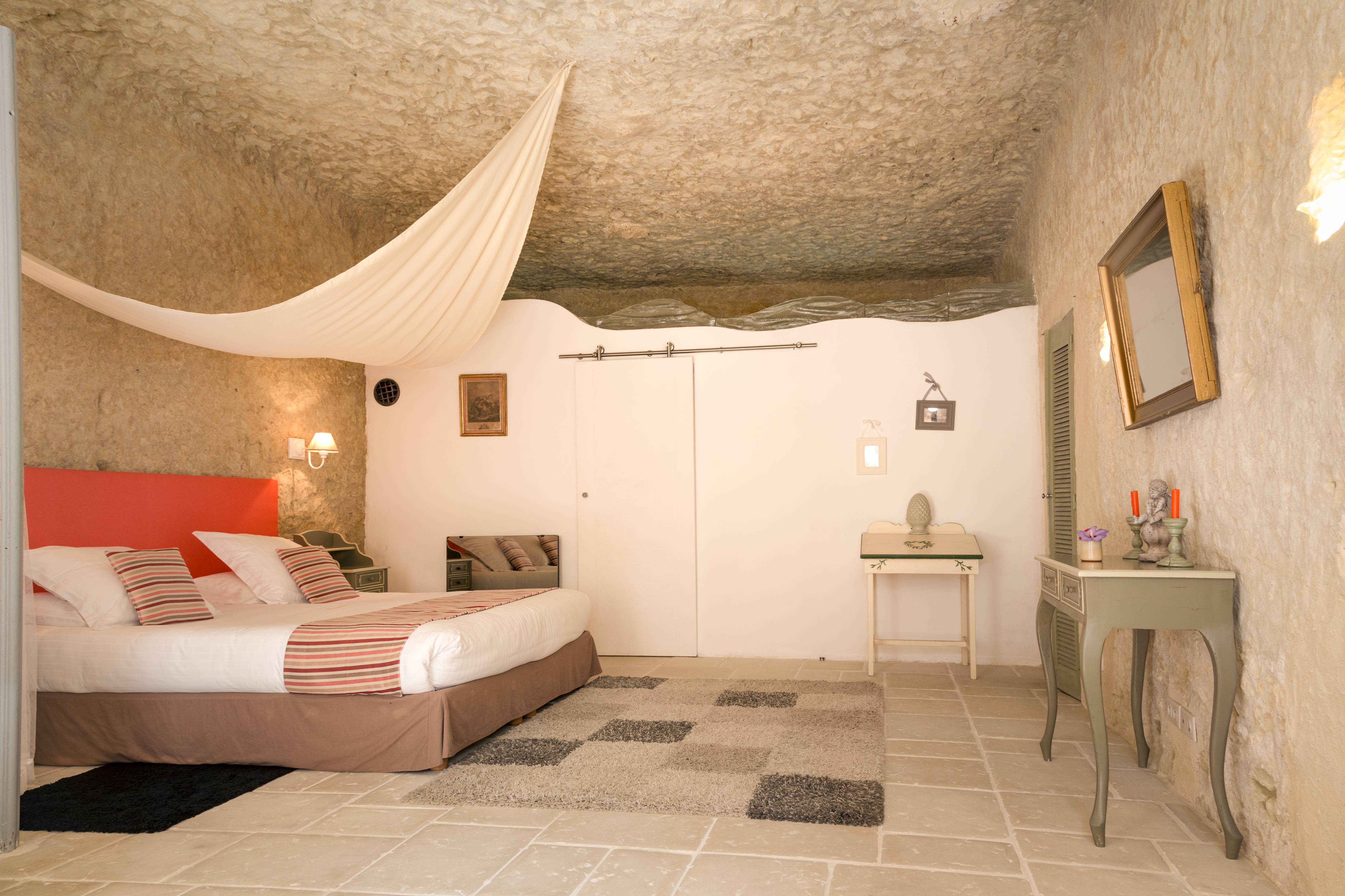 Hébergement Insolite CHAMBRE TROGLODYTE CHARLES ET JEANNE