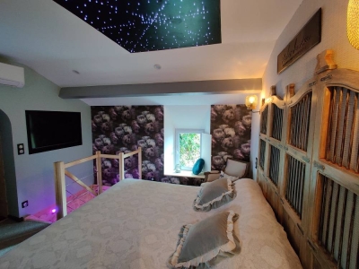 Image hebergement insolite  NUIT SPA CINE (GÎTE DE LUXE)