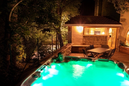 Image hebergement insolite MOULIN AU BORD DE L'EAU AVEC SALON DANS LA CASCADE 