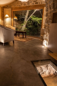 Image hebergement insolite MOULIN AU BORD DE L'EAU AVEC SALON DANS LA CASCADE 