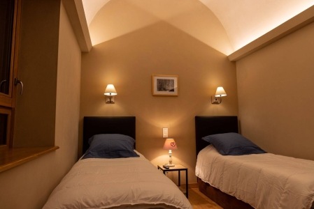 Image hebergement insolite MOULIN AU BORD DE L'EAU AVEC SALON DANS LA CASCADE 