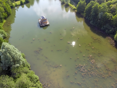 Image hebergement insolite LA CABANE FLOTTANTE SPA