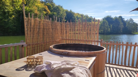 Image hebergement insolite LA CABANE FLOTTANTE SPA