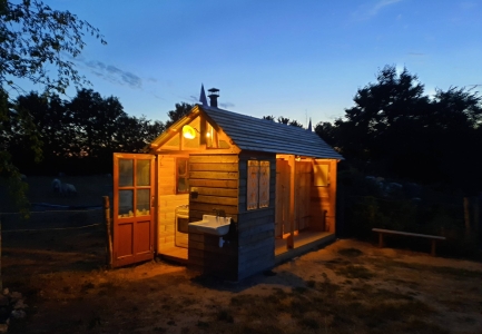 Image hebergement insolite MANOIR DU BOIS JOLY - ROULOTTE GITANE