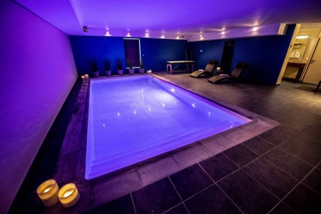 Image hebergement insolite LA SUITE AVEC PISCINE  JACUZZI SAUNA PRIVATIF POUR 2 