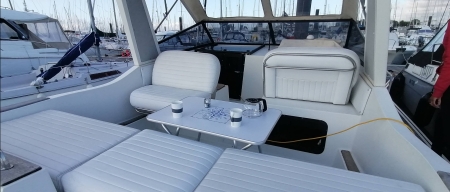 Image hebergement insolite SÉJOUR INSOLITE SUR UN YACHT. BATEAU HÔTEL À QUAI.