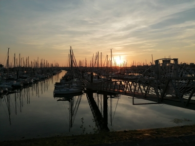 Image hebergement insolite SÉJOUR INSOLITE SUR UN YACHT. BATEAU HÔTEL À QUAI.