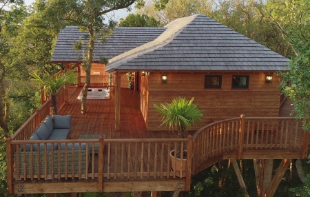 Image hebergement insolite CABANE DE PRESTIGE AVEC SAUNA ET JACUZZI PRIVATIFS