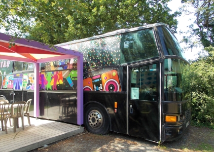 Image hebergement insolite LE BUS VIP STAR DU CAMPING LE HAUT VILLAGE