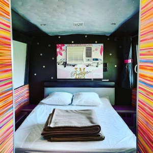 Image hebergement insolite LE BUS VIP STAR DU CAMPING LE HAUT VILLAGE