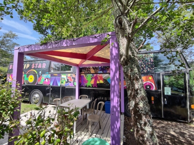 Image hebergement insolite LE BUS VIP STAR DU CAMPING LE HAUT VILLAGE