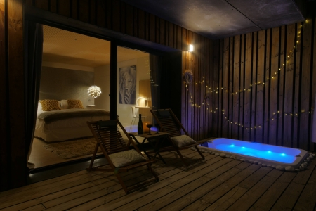 Image hebergement insolite BIEN LOIN D'ICI - SPA