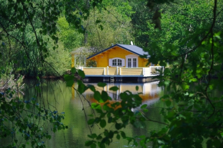 Image hebergement insolite LE CHALET FLOTTANT DU LAC DES MOLIÈRES