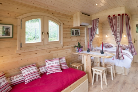 Image hebergement insolite GÎTE LE PARADIS DES ANIMAUX ET SA ROULOTTE DE CHARME