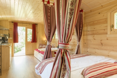 Image hebergement insolite GÎTE LE PARADIS DES ANIMAUX ET SA ROULOTTE DE CHARME