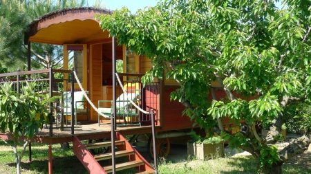 Image hebergement insolite ROULOTTE AUX VOLETS ROUGES