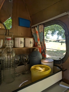 Image hebergement insolite TENTE DANS LES ARBRES AVEC CARAVANE VINTAGE