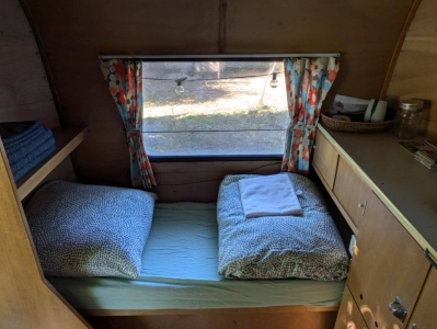 Image hebergement insolite TENTE DANS LES ARBRES AVEC CARAVANE VINTAGE