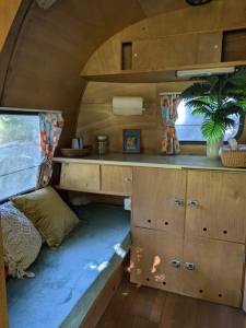 Image hebergement insolite TENTE DANS LES ARBRES AVEC CARAVANE VINTAGE