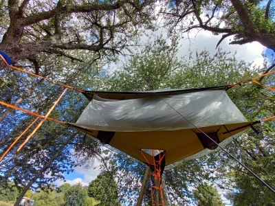 Image hebergement insolite TENTE DANS LES ARBRES AVEC CARAVANE VINTAGE