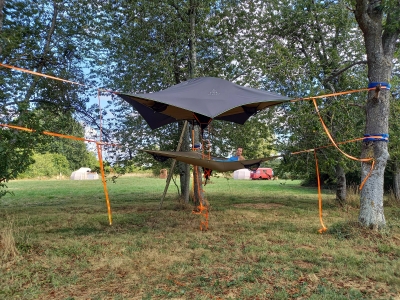 Image hebergement insolite TENTE DANS LES ARBRES AVEC CARAVANE VINTAGE