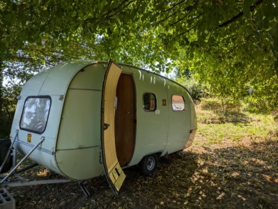 Image hebergement insolite TENTE DANS LES ARBRES AVEC CARAVANE VINTAGE