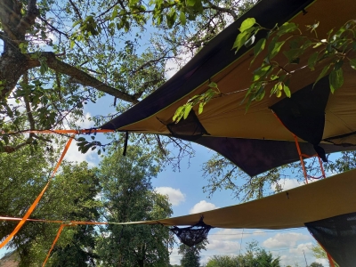 Image hebergement insolite TENTE DANS LES ARBRES AVEC CARAVANE VINTAGE
