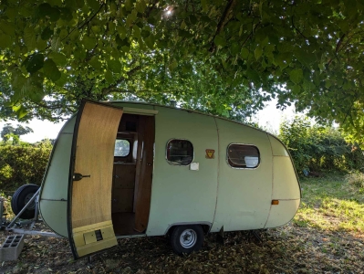 Image hebergement insolite TENTE DANS LES ARBRES AVEC CARAVANE VINTAGE