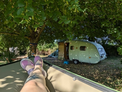 Image hebergement insolite TENTE DANS LES ARBRES AVEC CARAVANE VINTAGE
