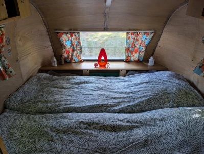 Image hebergement insolite TENTE DANS LES ARBRES AVEC CARAVANE VINTAGE