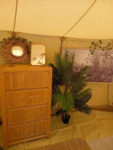 Image hebergement insolite TENTE JUNGLE AVEC CAMION MILITAIRE