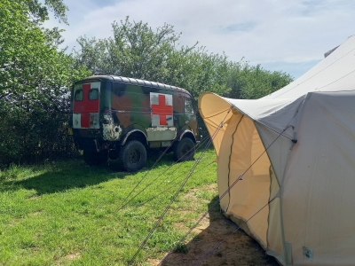 Image hebergement insolite TENTE JUNGLE AVEC CAMION MILITAIRE