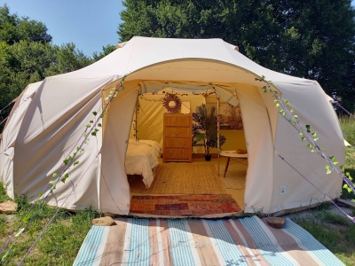 Image hebergement insolite TENTE JUNGLE AVEC CAMION MILITAIRE