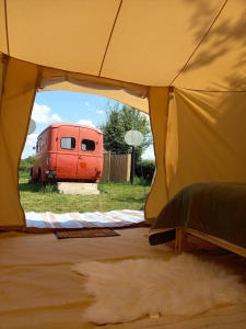 Image hebergement insolite BUS MAGIQUE AVEC TENTE GLAMPING 