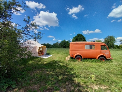 Image hebergement insolite BUS MAGIQUE AVEC TENTE GLAMPING 