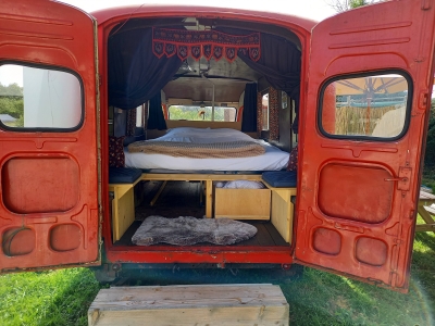 Image hebergement insolite BUS MAGIQUE AVEC TENTE GLAMPING 