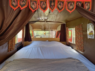 Image hebergement insolite BUS MAGIQUE AVEC TENTE GLAMPING 