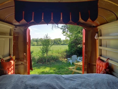 Image hebergement insolite BUS MAGIQUE AVEC TENTE GLAMPING 