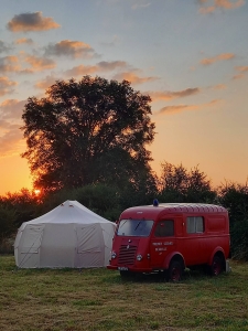 Image hebergement insolite BUS MAGIQUE AVEC TENTE GLAMPING 