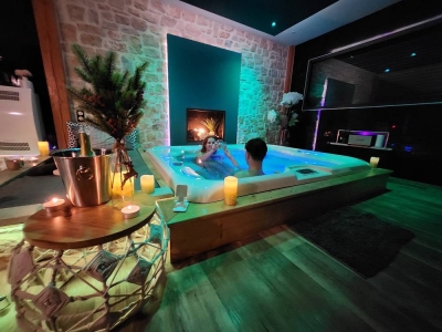 Image hebergement insolite LOVE ROOM CANTAL (NUIT SPA CINÉ)