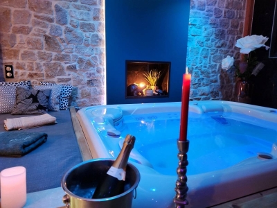 Image hebergement insolite LOVE ROOM CANTAL (NUIT SPA CINÉ)