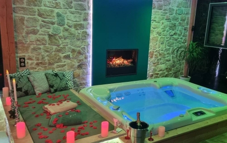 Image hebergement insolite LOVE ROOM CANTAL (NUIT SPA CINÉ)