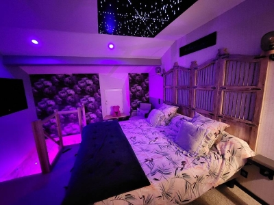 Image hebergement insolite LOVE ROOM CANTAL (NUIT SPA CINÉ)