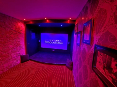 Image hebergement insolite LOVE ROOM CANTAL (NUIT SPA CINÉ)