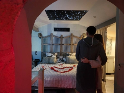 Image hebergement insolite LOVE ROOM CANTAL (NUIT SPA CINÉ)